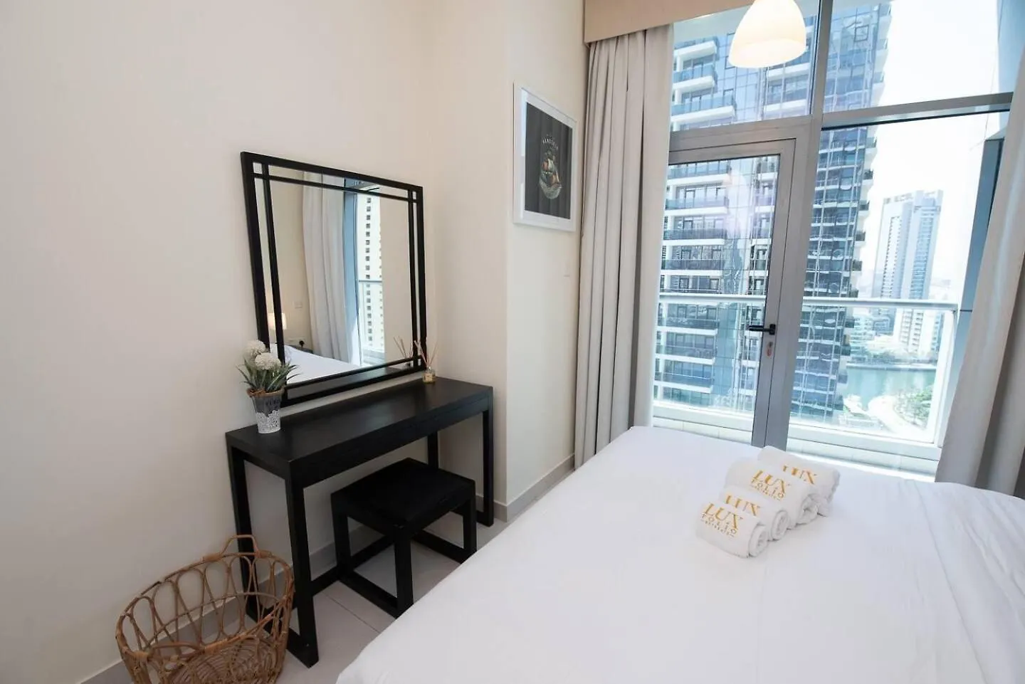 Apartment Spacious 3-Bedroom With Stunning Views In Dubai Marina United Arab Emirates